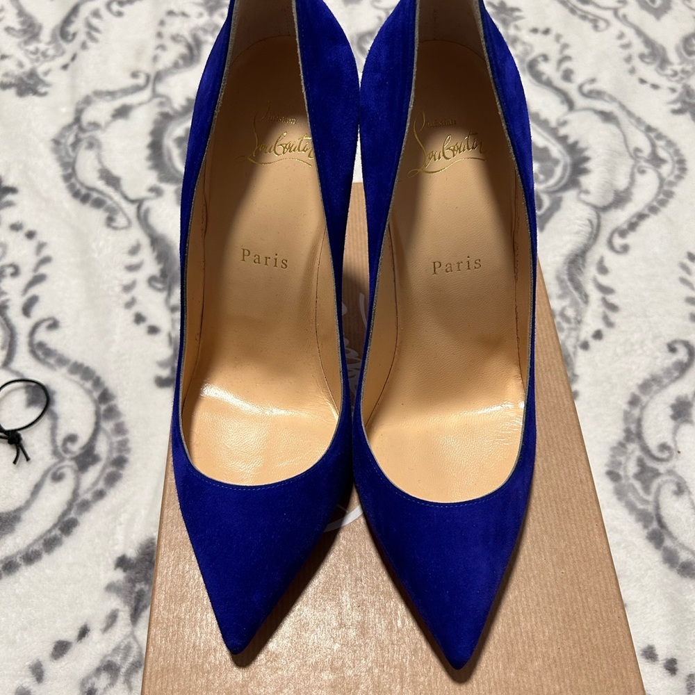 New blue suede Louboutin shoes! Never worn before. Size 38. No damage at all.